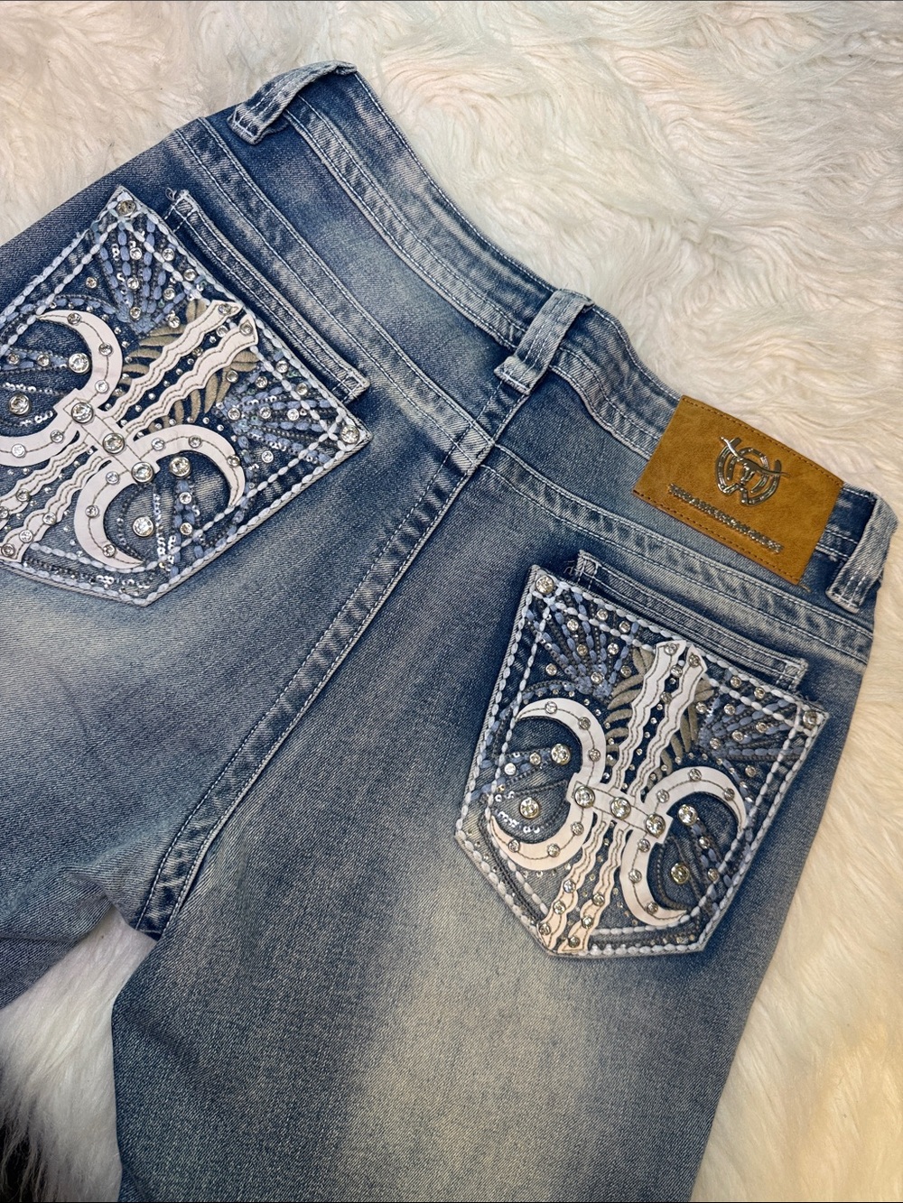 American west Women's Embellished Blue Jeans with Fleur-de-Lis Pocket Detail